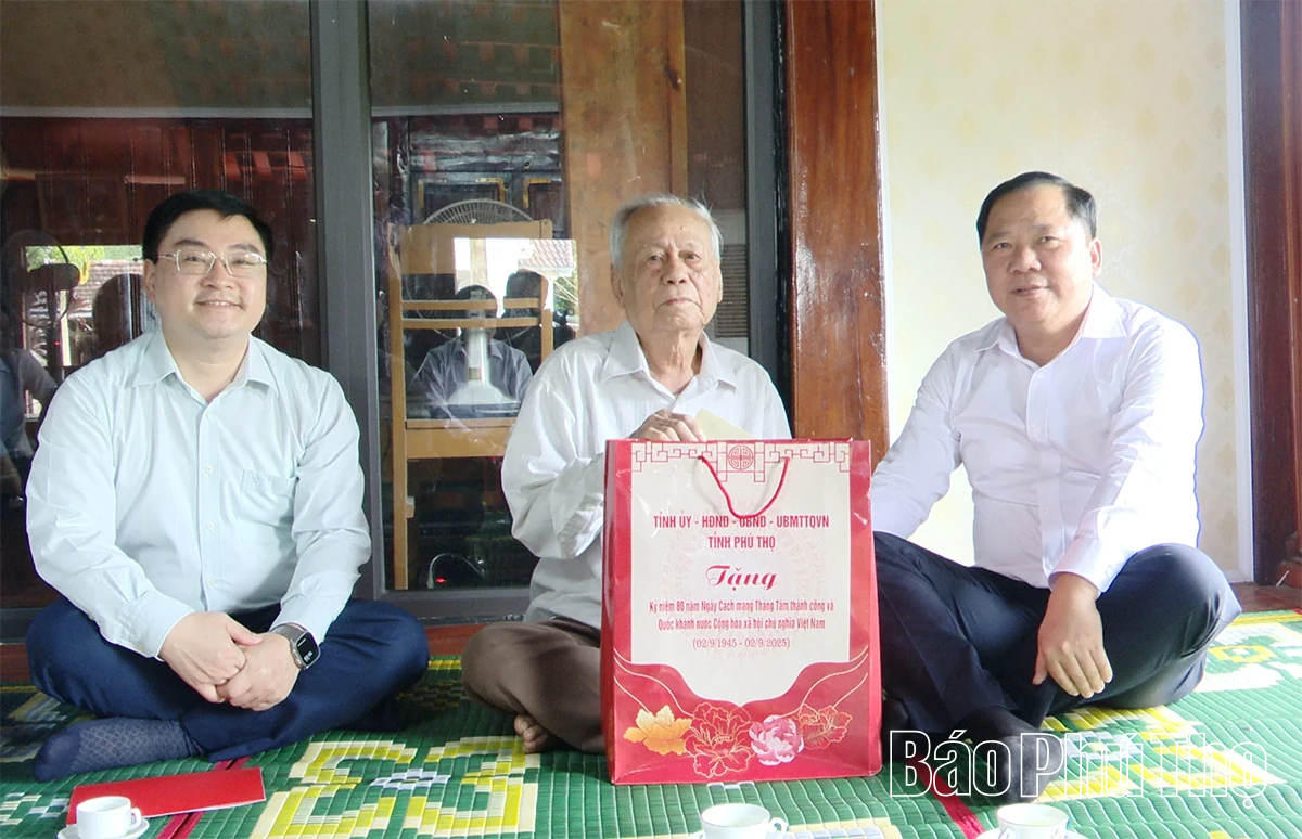 Phó Bí thư Thường trực Tỉnh ủy Nguyễn Phi Long thăm chiến khu Mường Khói và tặng quà cán bộ tiền khởi nghĩa