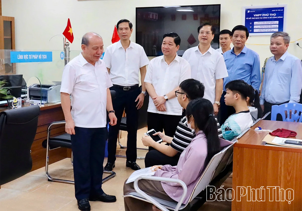 Phó Bí thư Tỉnh ủy Bùi Đức Hinh thăm, tặng quà cán bộ tiền khởi nghĩa tại xã Yên Lạc