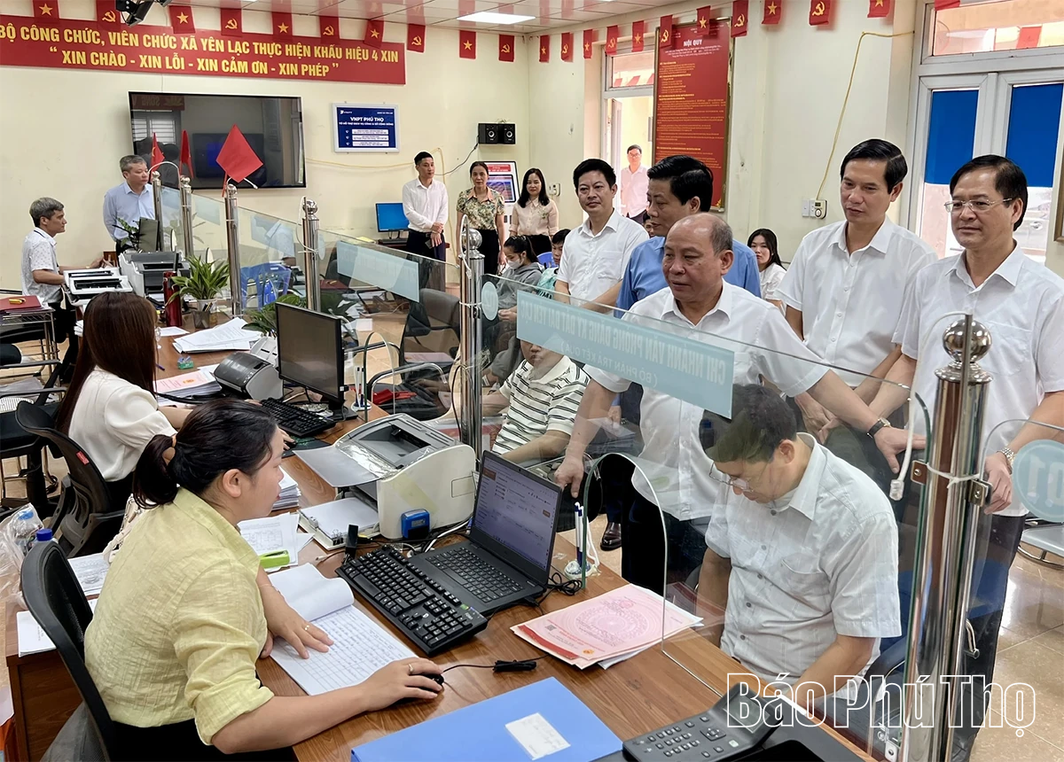 Phó Bí thư Tỉnh ủy Bùi Đức Hinh thăm, tặng quà cán bộ tiền khởi nghĩa tại xã Yên Lạc