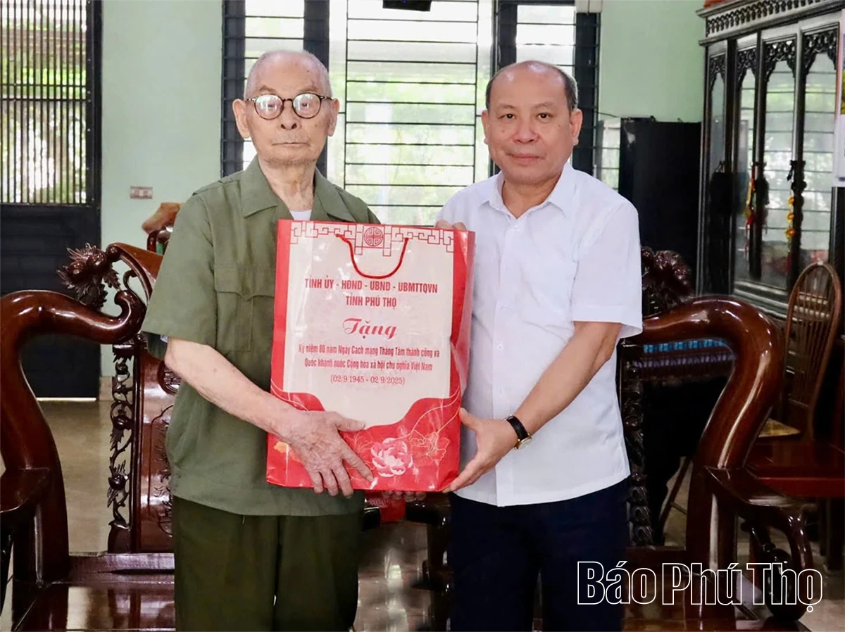 Phó Bí thư Tỉnh ủy Bùi Đức Hinh thăm, tặng quà cán bộ tiền khởi nghĩa tại xã Yên Lạc