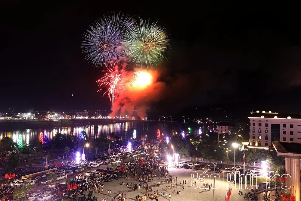 Mãn nhãn màn pháo hoa rực rỡ mừng ngày Quốc khánh