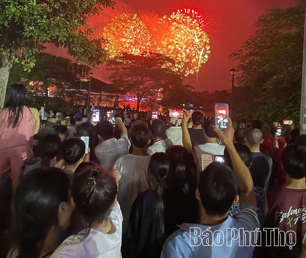 Mãn nhãn màn pháo hoa rực rỡ mừng ngày Quốc khánh