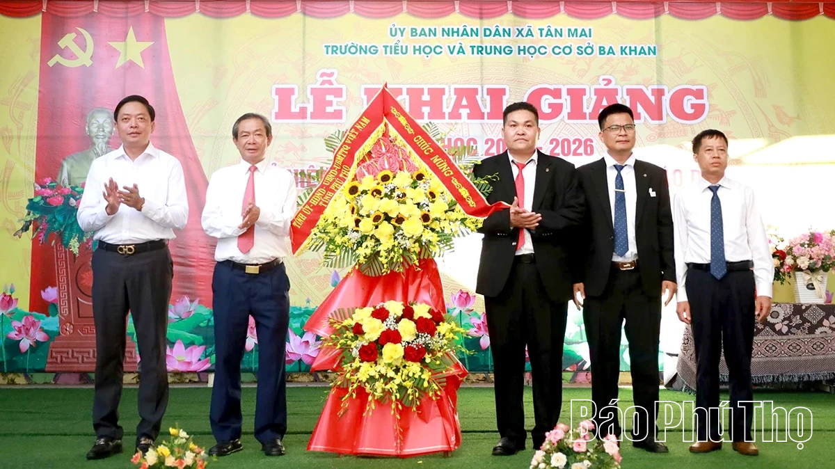 Các đồng chí lãnh đạo tỉnh dự lễ khai giảng năm học 2025 - 2026