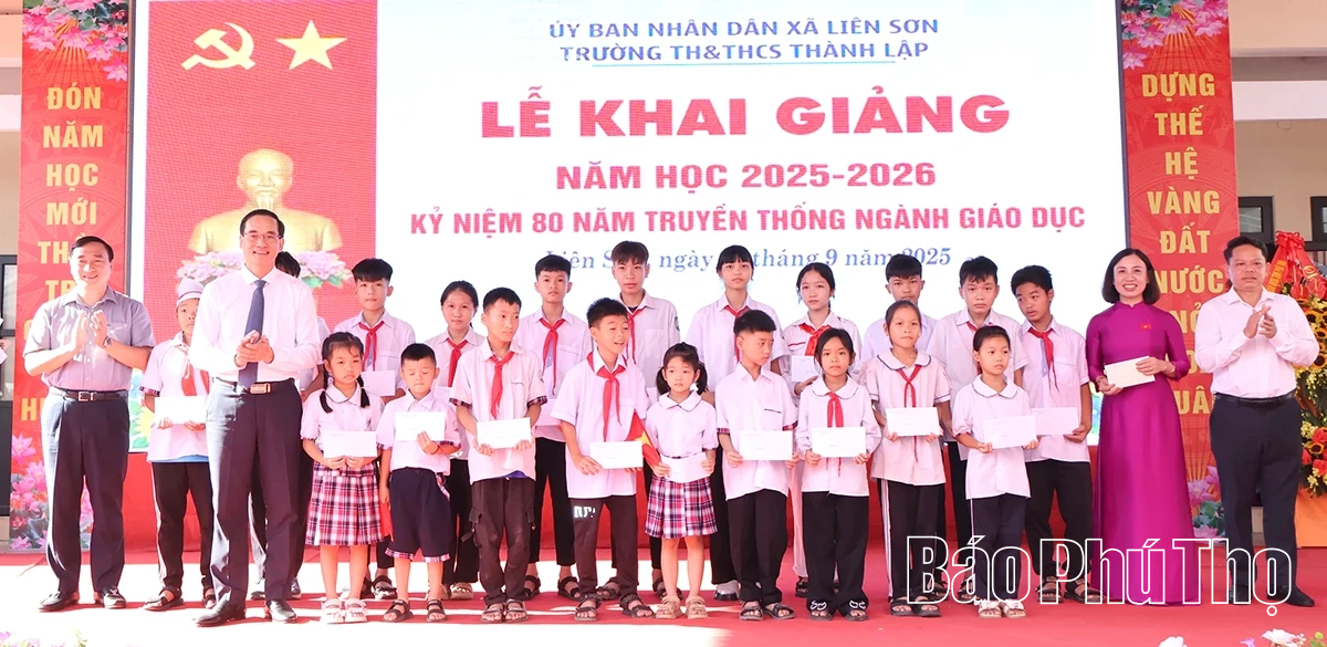 Các đồng chí lãnh đạo tỉnh dự lễ khai giảng năm học 2025 - 2026