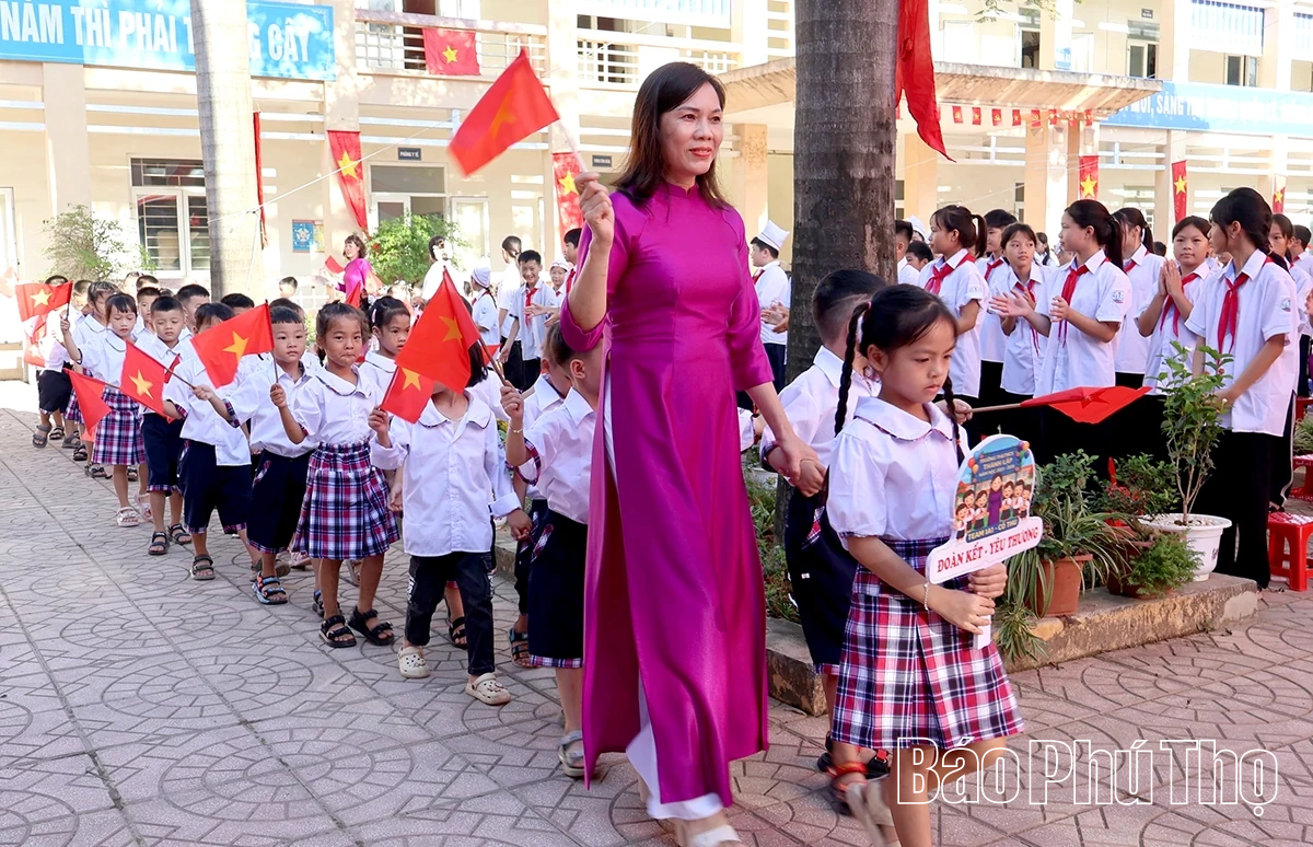 Các đồng chí lãnh đạo tỉnh dự lễ khai giảng năm học 2025 - 2026