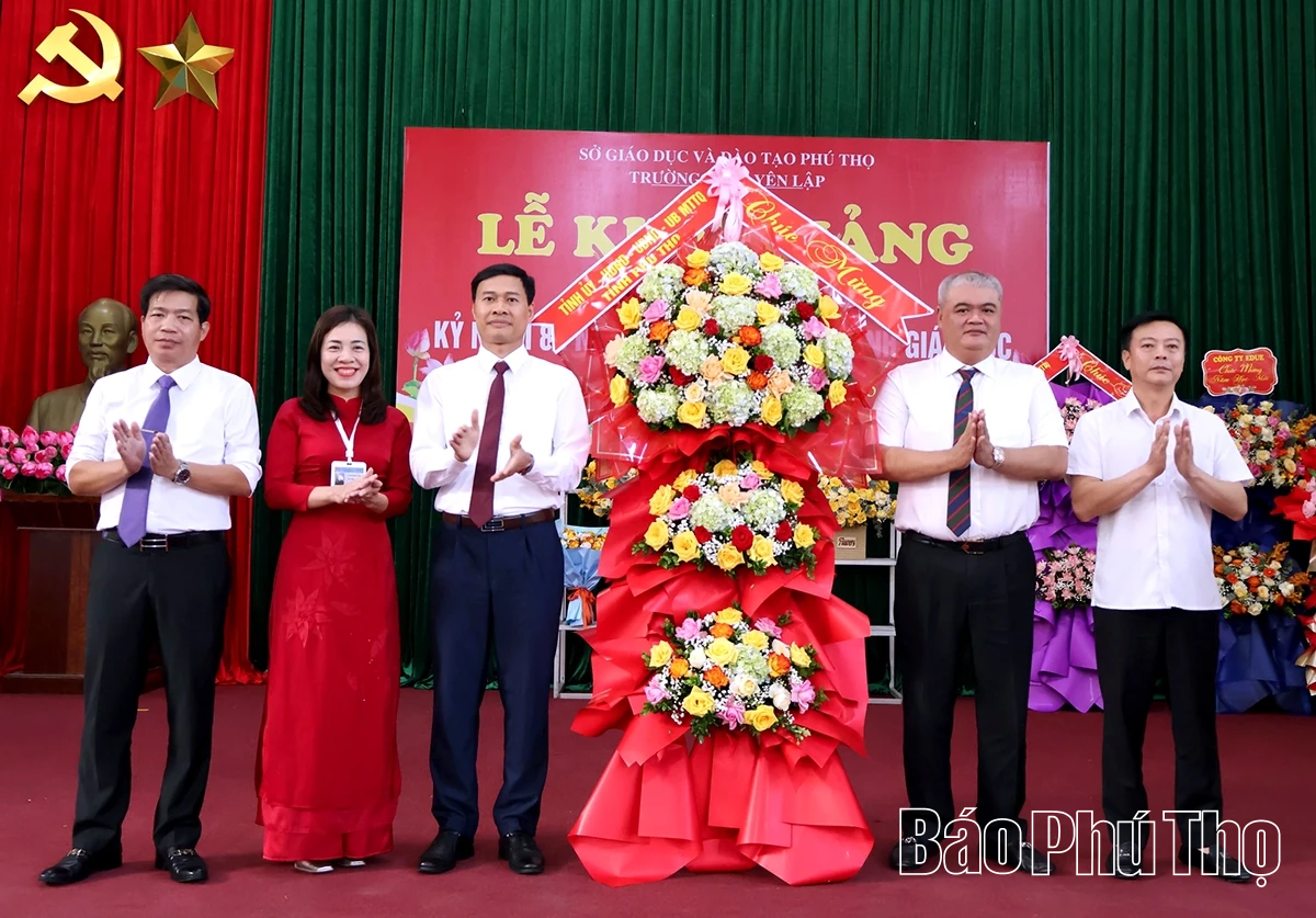 Các đồng chí lãnh đạo tỉnh dự lễ khai giảng năm học 2025 - 2026