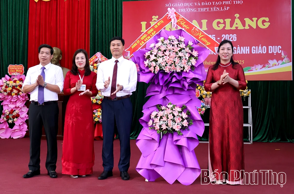 Các đồng chí lãnh đạo tỉnh dự lễ khai giảng năm học 2025 - 2026