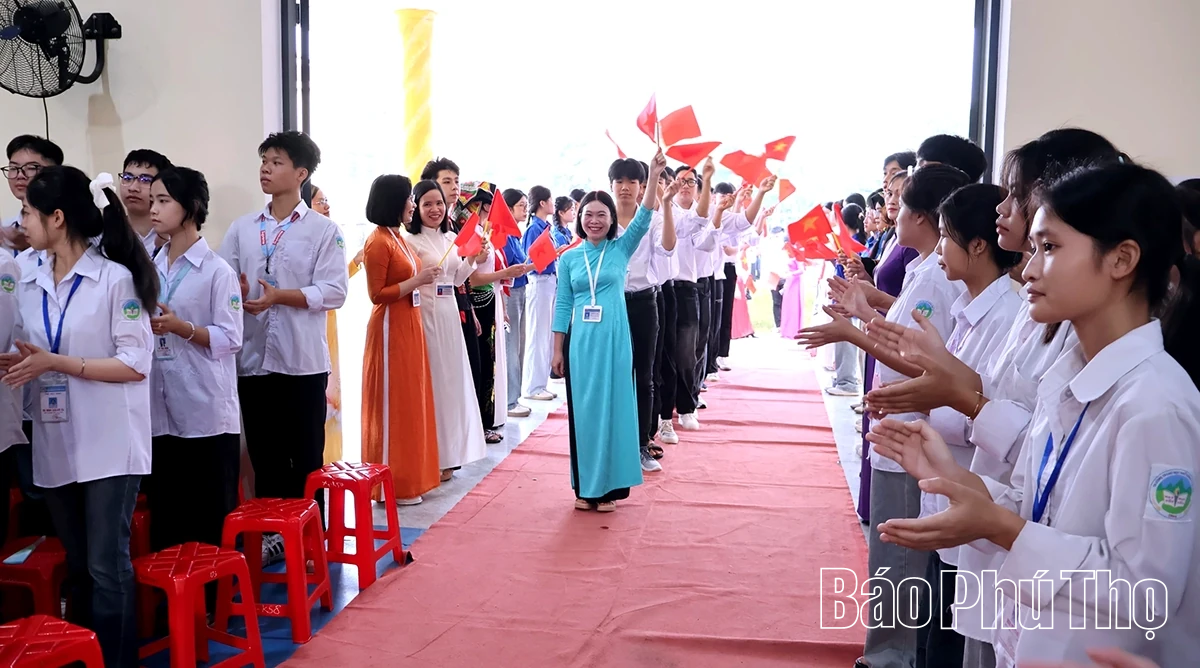 Các đồng chí lãnh đạo tỉnh dự lễ khai giảng năm học 2025 - 2026