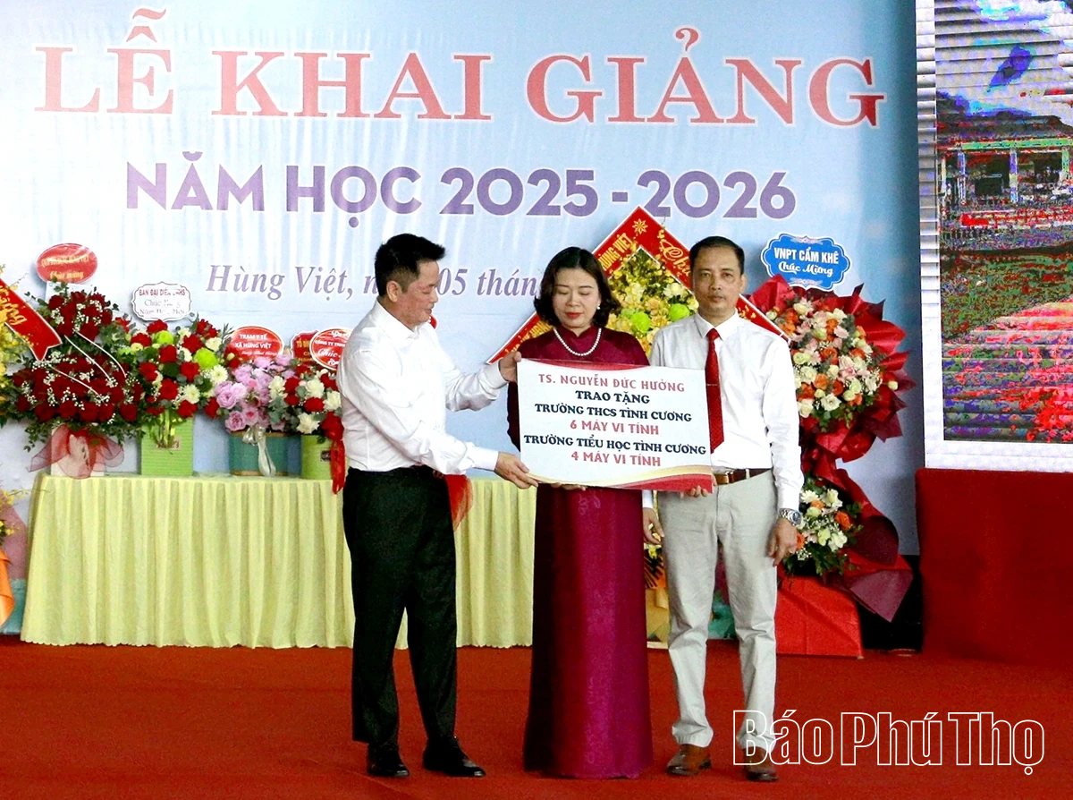 Các đồng chí lãnh đạo tỉnh dự lễ khai giảng năm học 2025 - 2026