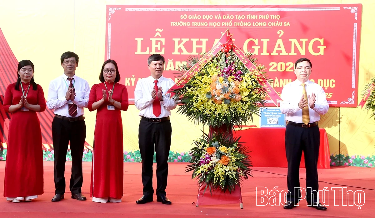Phó Bí thư Tỉnh ủy Bùi Huy Vĩnh dự lễ khai giảng tại Trường THPT Long Châu Sa