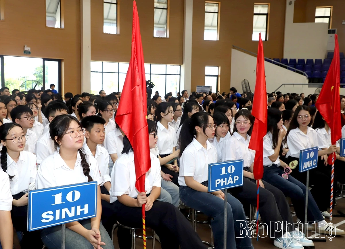 Chủ tịch UBND tỉnh Trần Duy Đông dự khai giảng tại Trường THPT Chuyên Hùng Vương