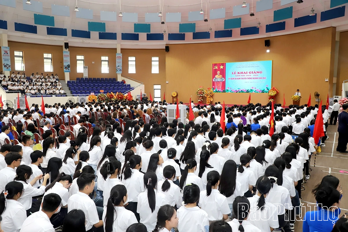 Chủ tịch UBND tỉnh Trần Duy Đông dự khai giảng tại Trường THPT Chuyên Hùng Vương