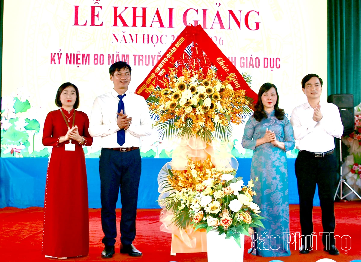 Các đồng chí lãnh đạo tỉnh dự lễ khai giảng năm học 2025 - 2026