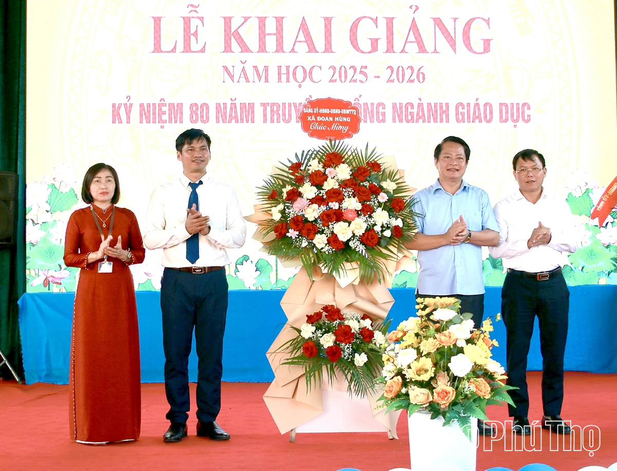 Các đồng chí lãnh đạo tỉnh dự lễ khai giảng năm học 2025 - 2026