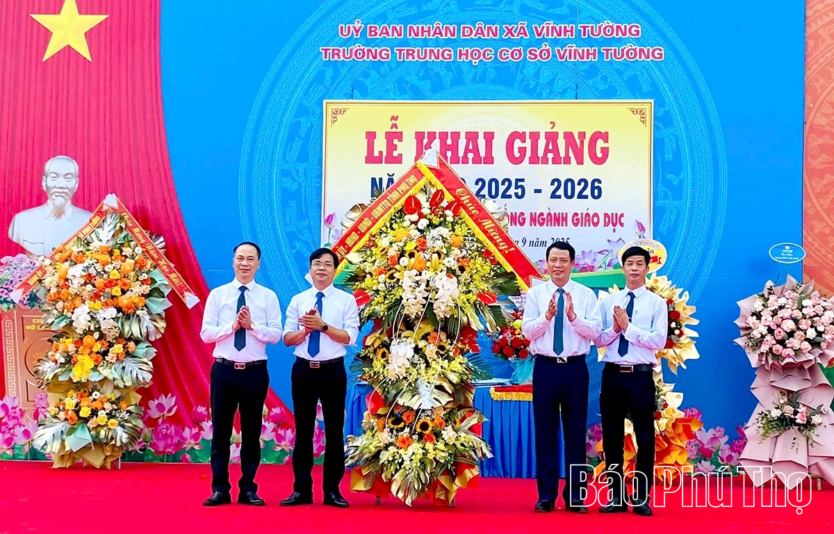 Các đồng chí lãnh đạo tỉnh dự lễ khai giảng năm học 2025 - 2026