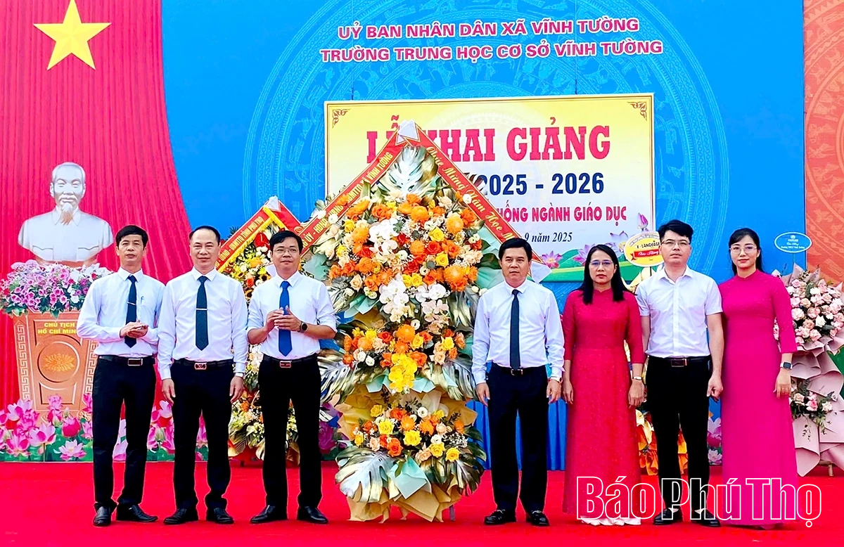 Các đồng chí lãnh đạo tỉnh dự lễ khai giảng năm học 2025 - 2026