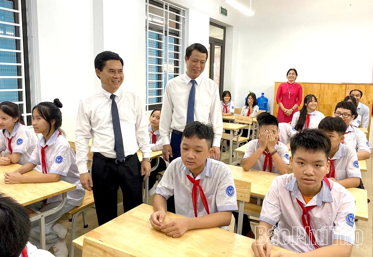 Các đồng chí lãnh đạo tỉnh dự lễ khai giảng năm học 2025 - 2026