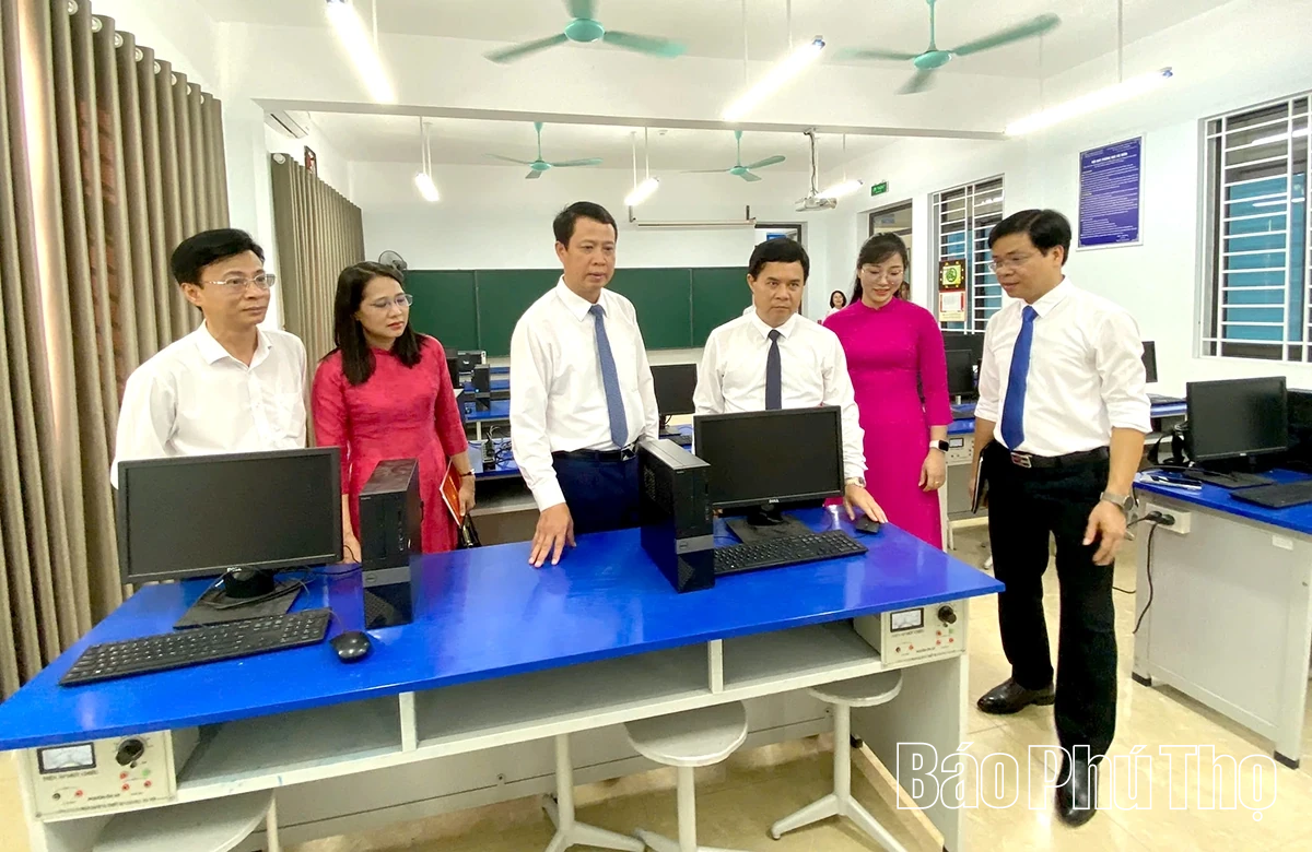 Các đồng chí lãnh đạo tỉnh dự lễ khai giảng năm học 2025 - 2026