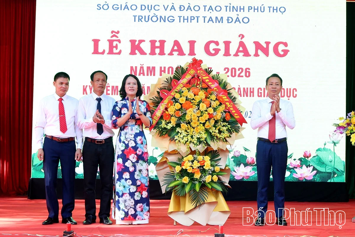 Các đồng chí lãnh đạo tỉnh dự lễ khai giảng năm học 2025 - 2026