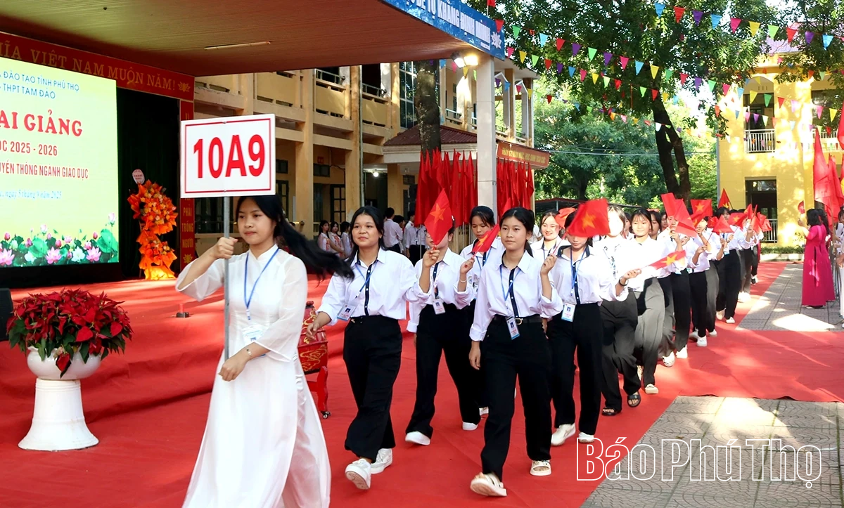 Các đồng chí lãnh đạo tỉnh dự lễ khai giảng năm học 2025 - 2026