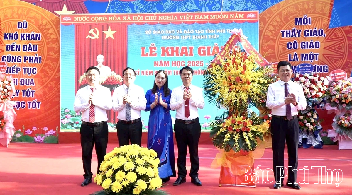 Các đồng chí lãnh đạo tỉnh dự lễ khai giảng năm học 2025 - 2026