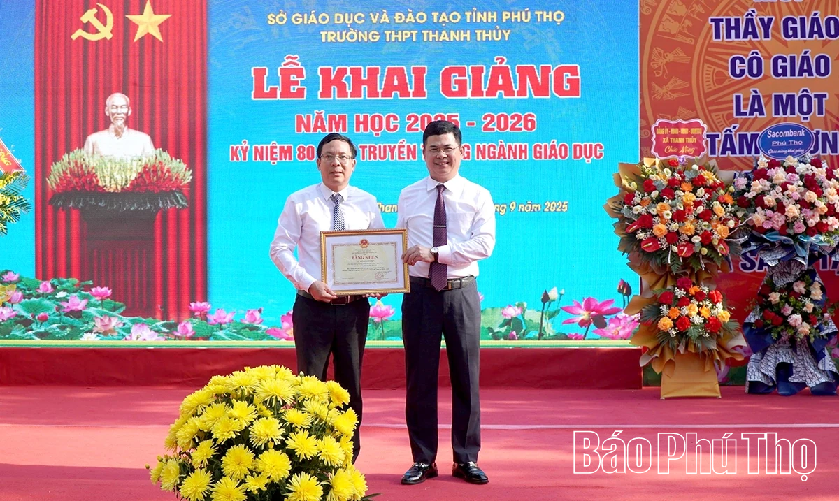 Các đồng chí lãnh đạo tỉnh dự lễ khai giảng năm học 2025 - 2026