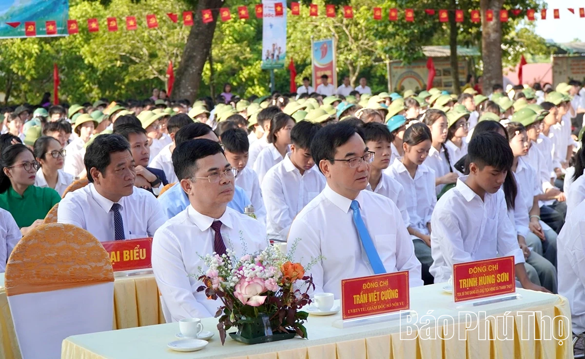 Các đồng chí lãnh đạo tỉnh dự lễ khai giảng năm học 2025 - 2026