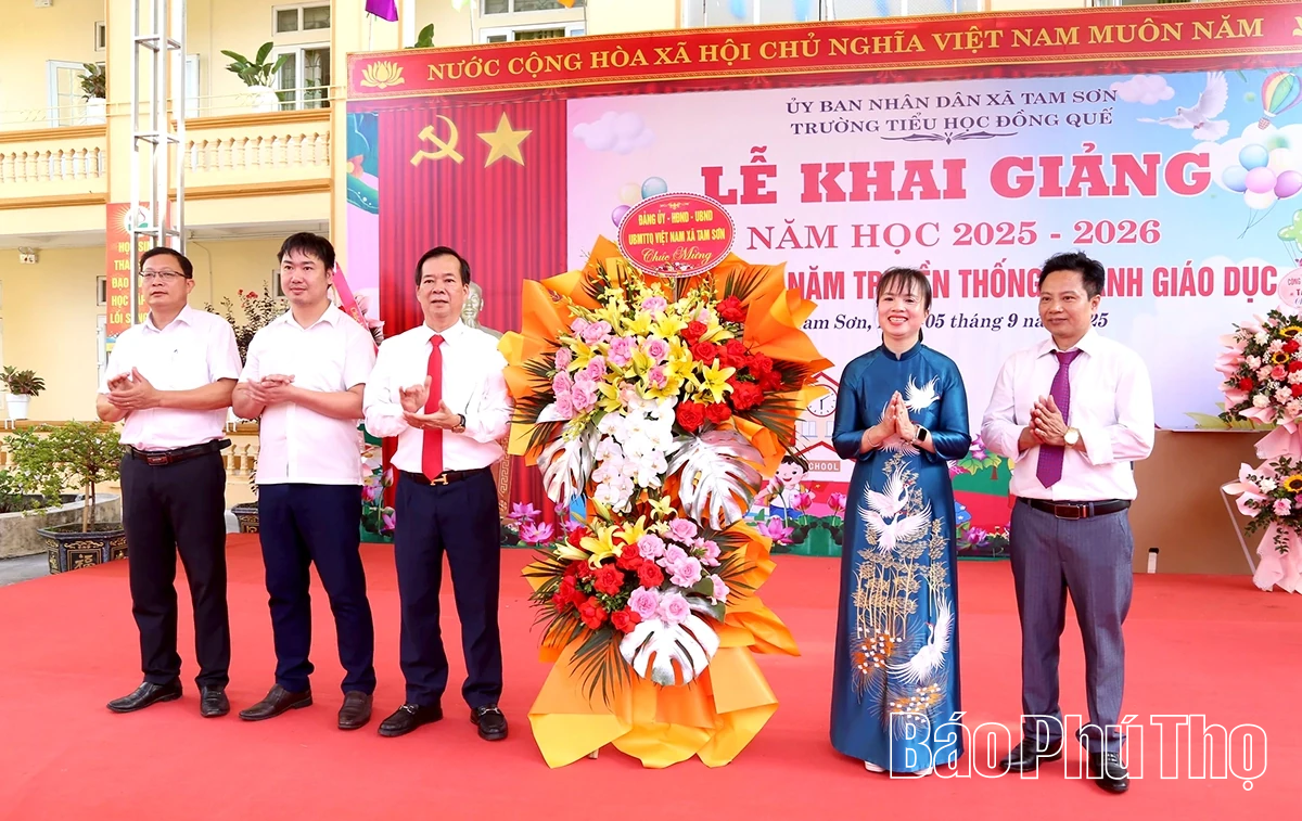 Các đồng chí lãnh đạo tỉnh dự lễ khai giảng năm học 2025 - 2026