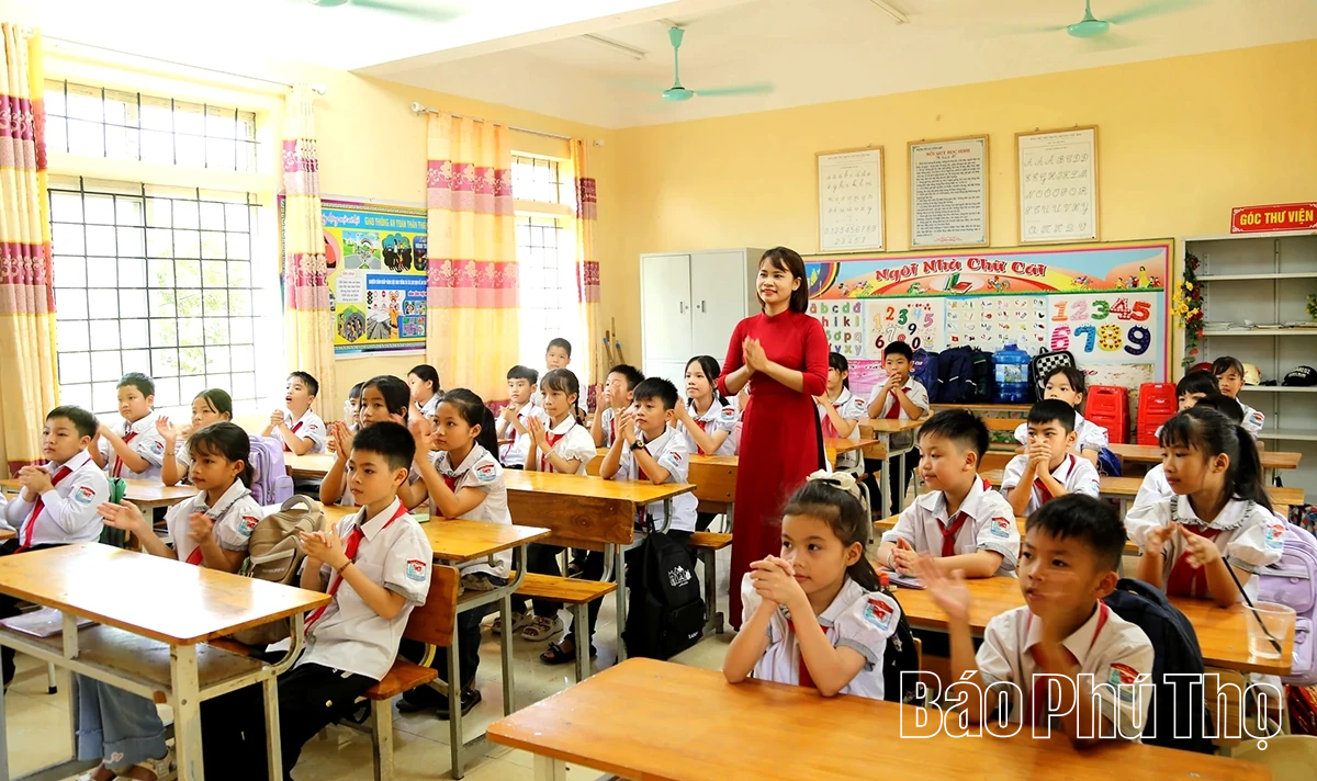 Các đồng chí lãnh đạo tỉnh dự lễ khai giảng năm học 2025 - 2026