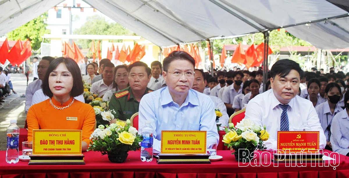 Các đồng chí lãnh đạo tỉnh dự lễ khai giảng năm học 2025 - 2026