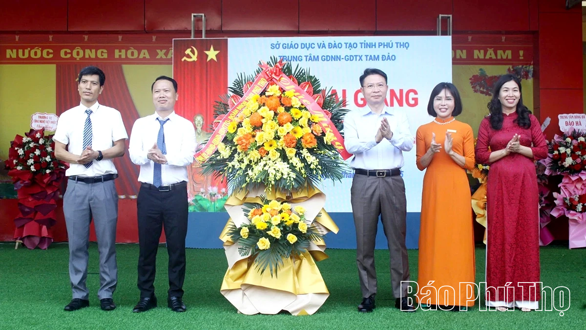 Các đồng chí lãnh đạo tỉnh dự lễ khai giảng năm học 2025 - 2026