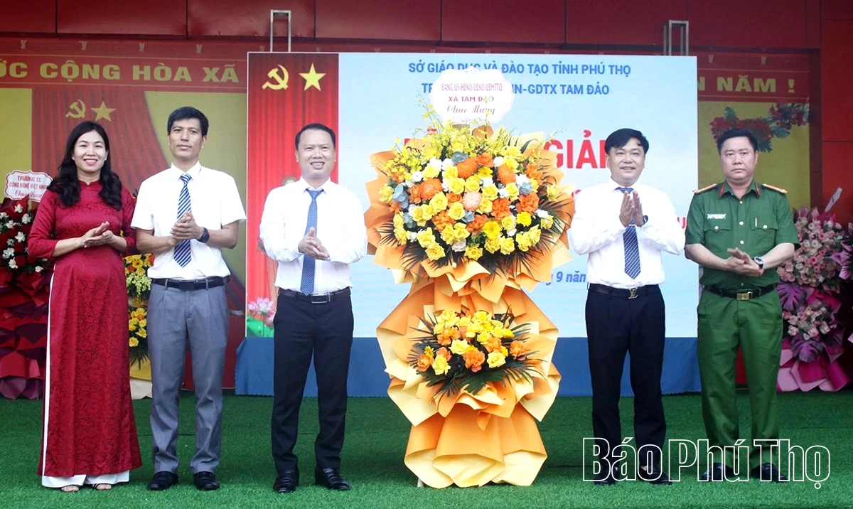 Các đồng chí lãnh đạo tỉnh dự lễ khai giảng năm học 2025 - 2026