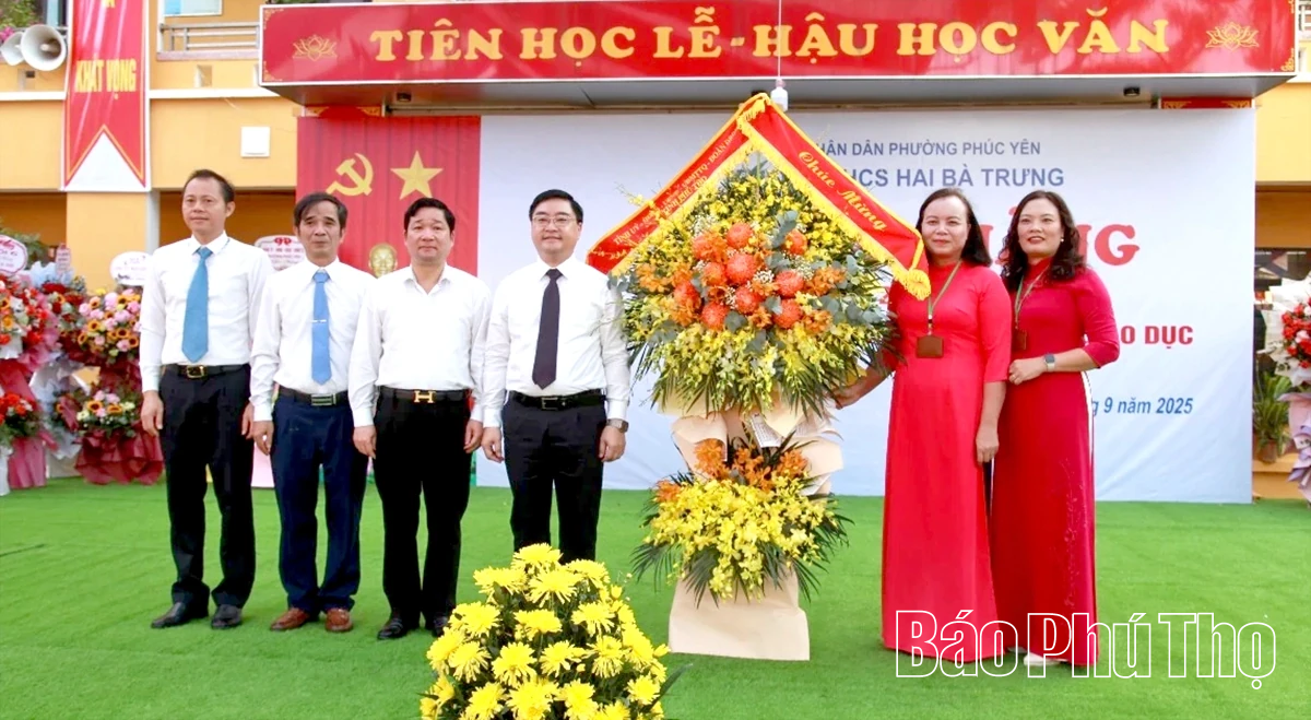 Các đồng chí lãnh đạo tỉnh dự lễ khai giảng năm học 2025 - 2026