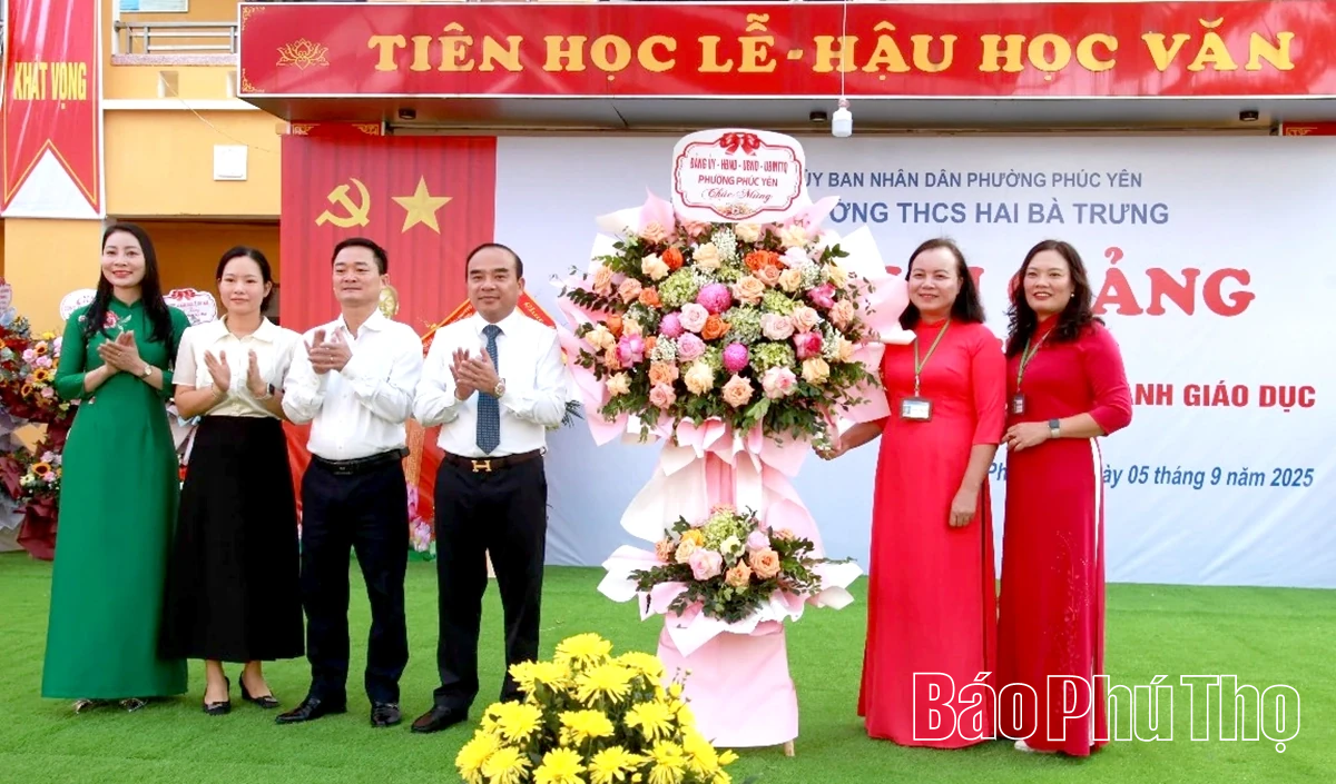 Các đồng chí lãnh đạo tỉnh dự lễ khai giảng năm học 2025 - 2026