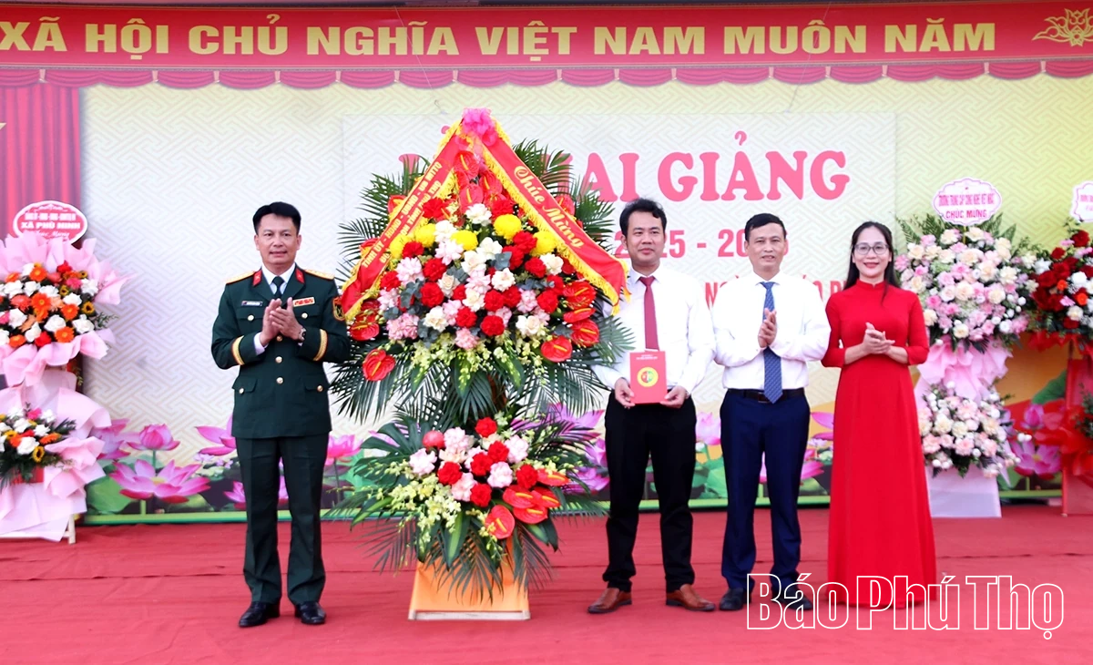 Các đồng chí lãnh đạo tỉnh dự lễ khai giảng năm học 2025 - 2026