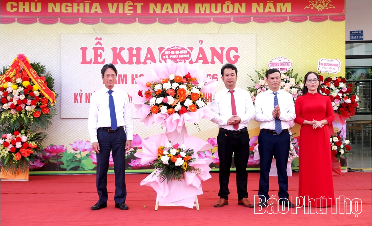 Các đồng chí lãnh đạo tỉnh dự lễ khai giảng năm học 2025 - 2026