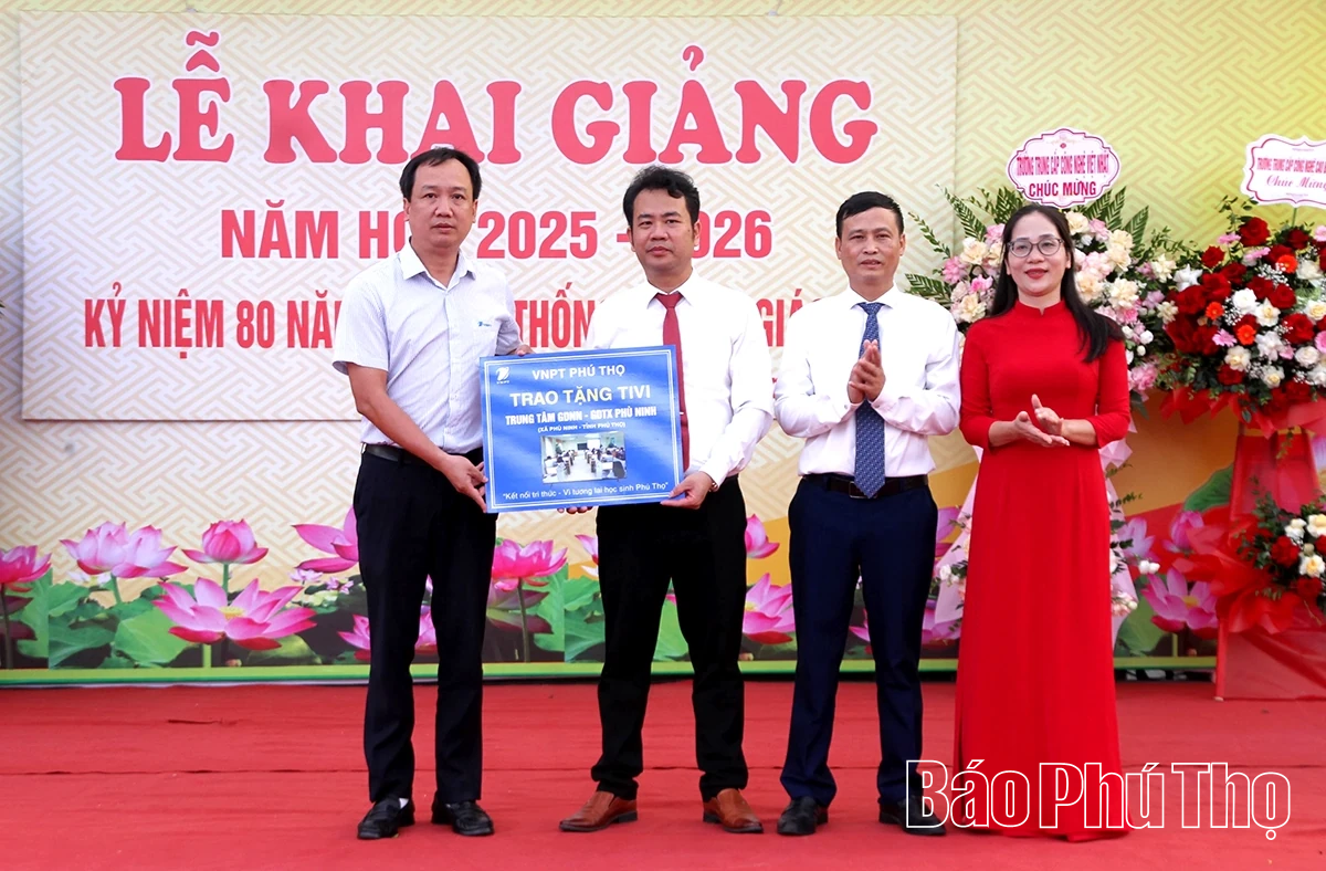 Các đồng chí lãnh đạo tỉnh dự lễ khai giảng năm học 2025 - 2026