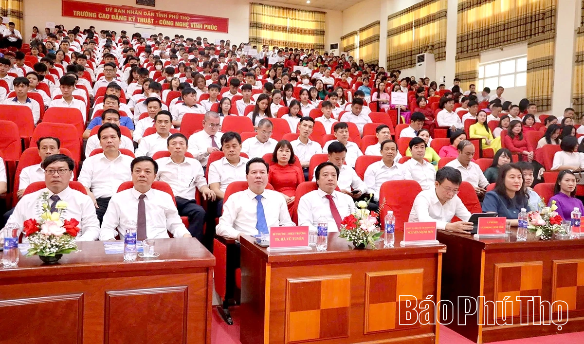 Các đồng chí lãnh đạo tỉnh dự lễ khai giảng năm học 2025 - 2026