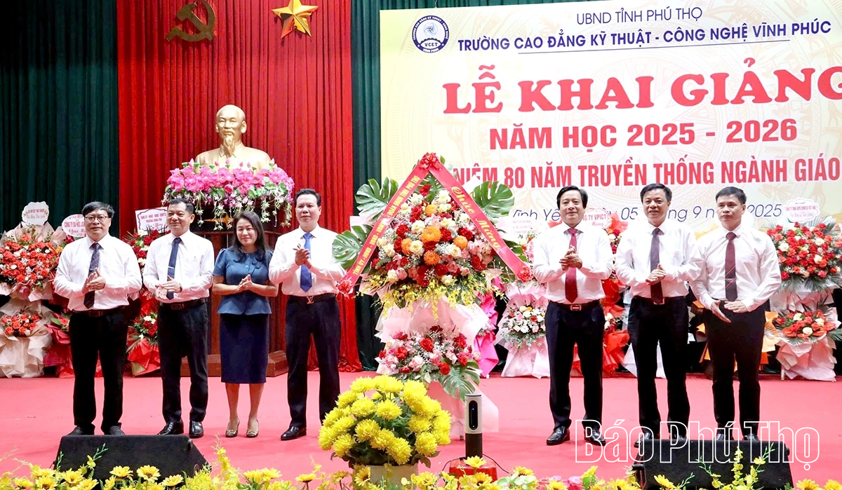 Các đồng chí lãnh đạo tỉnh dự lễ khai giảng năm học 2025 - 2026