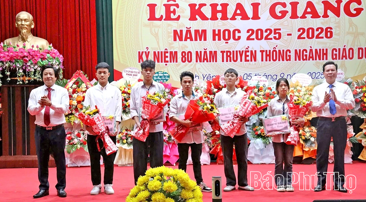 Các đồng chí lãnh đạo tỉnh dự lễ khai giảng năm học 2025 - 2026