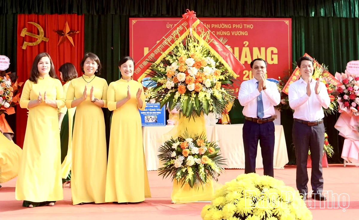 Các đồng chí lãnh đạo tỉnh dự lễ khai giảng năm học 2025 - 2026