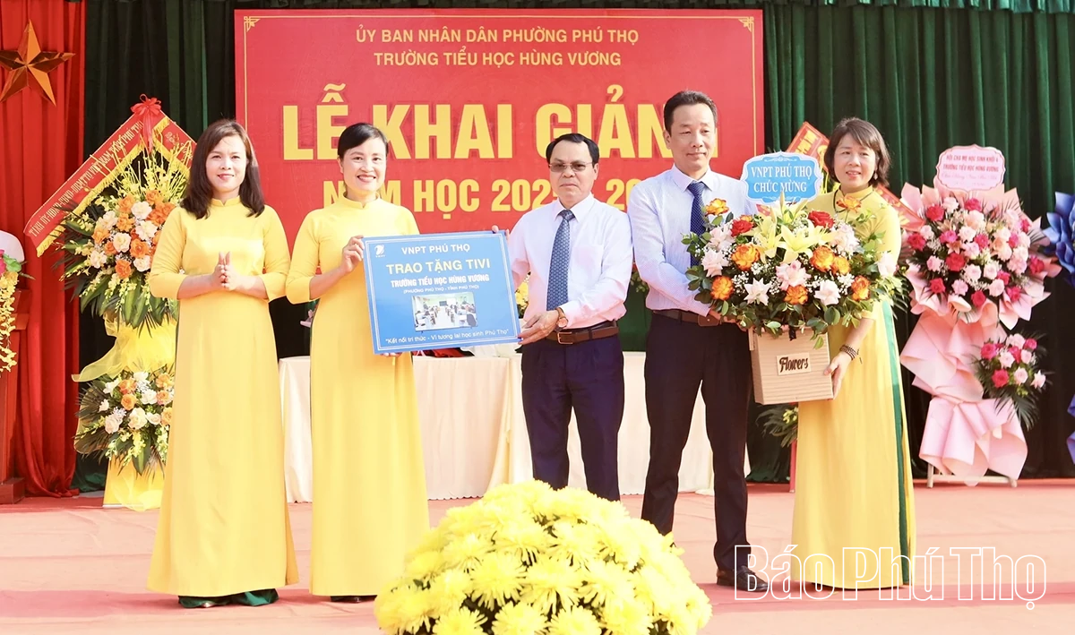 Các đồng chí lãnh đạo tỉnh dự lễ khai giảng năm học 2025 - 2026