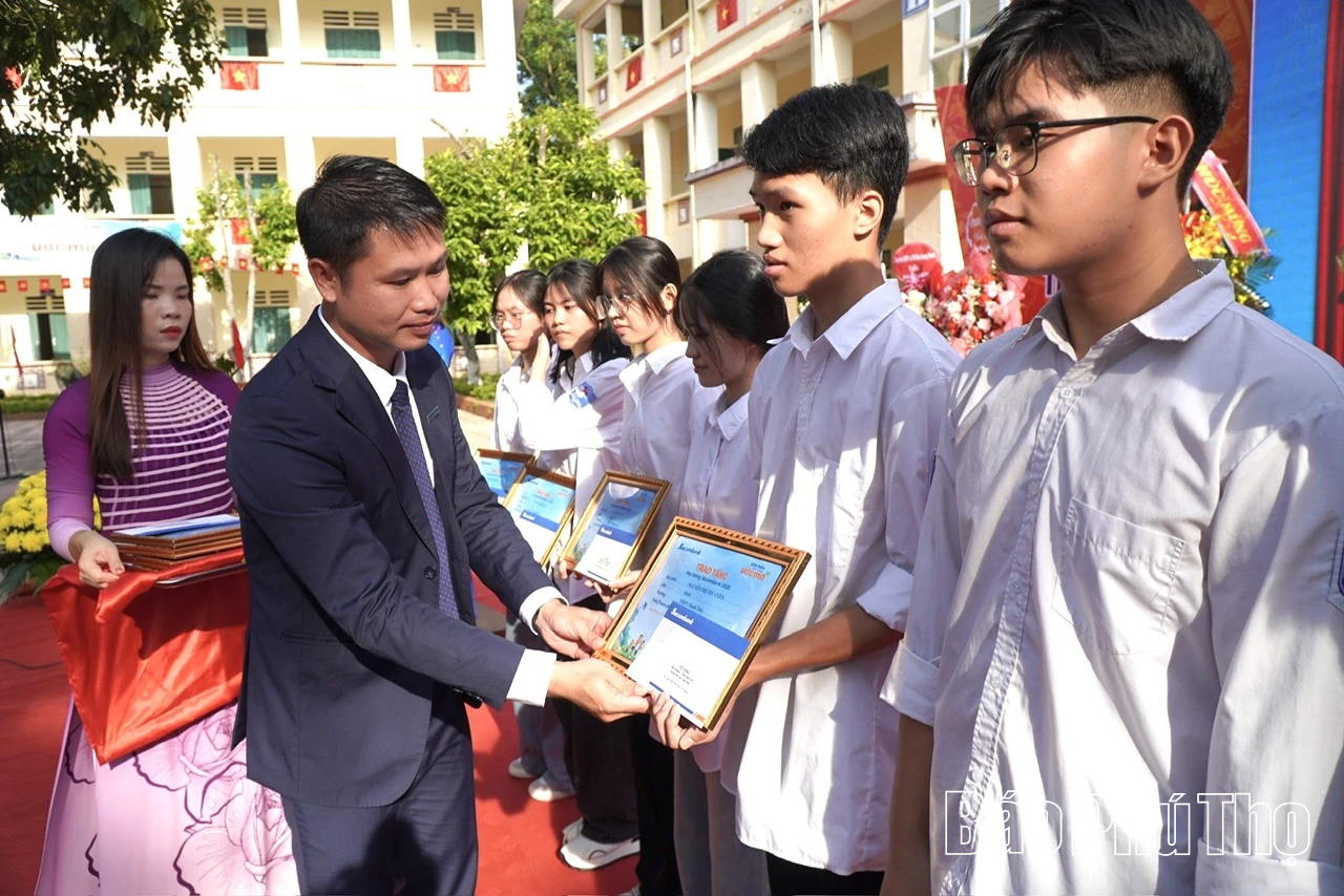 Sacombank triển khai học bổng “Ươm mầm cho những ước mơ” 2025