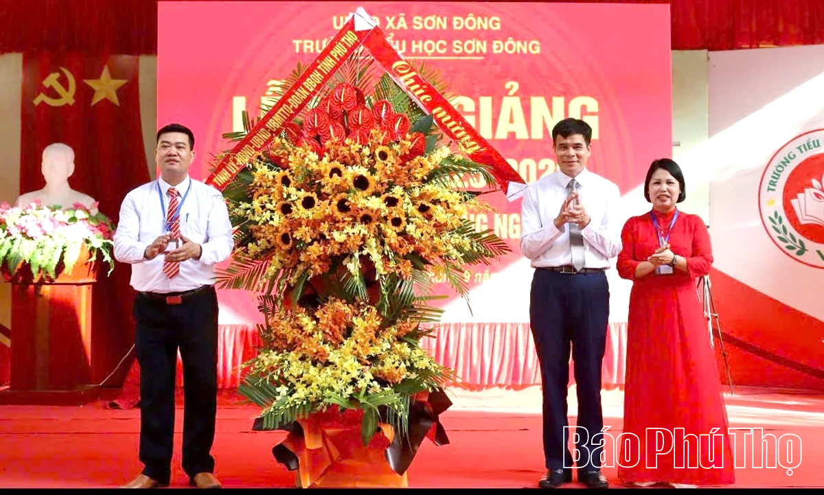 Các đồng chí lãnh đạo tỉnh dự lễ khai giảng năm học 2025 - 2026