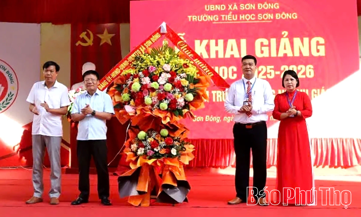 Các đồng chí lãnh đạo tỉnh dự lễ khai giảng năm học 2025 - 2026