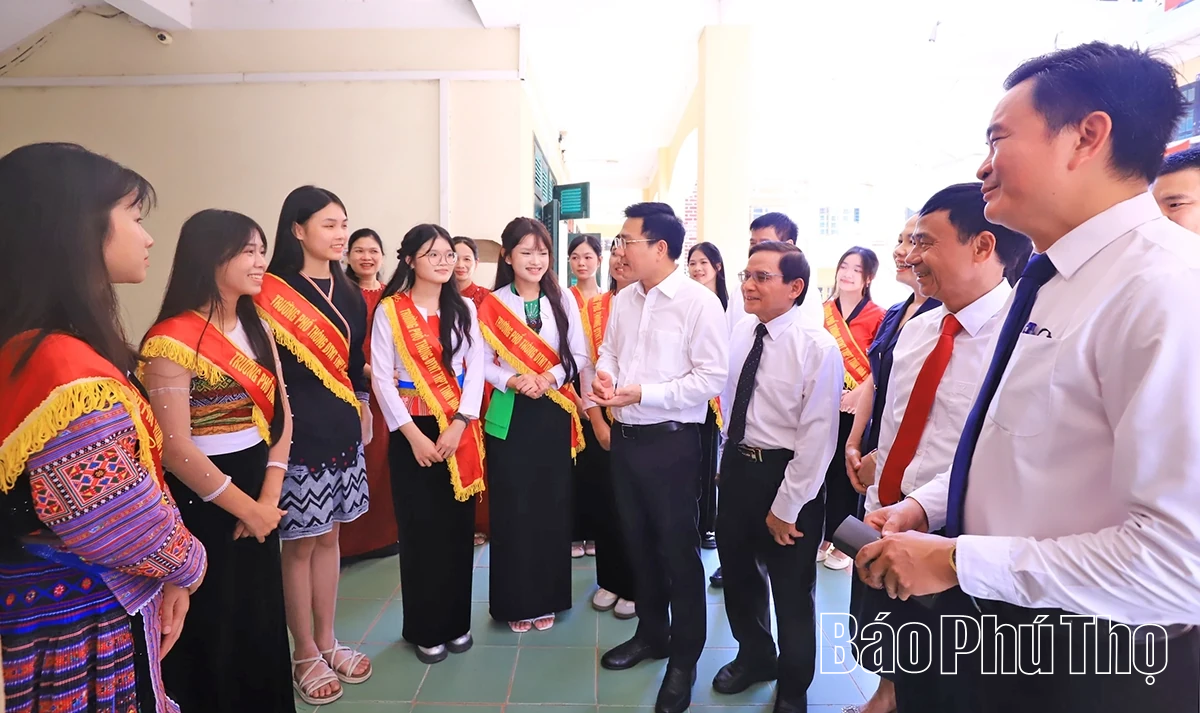 Các đồng chí lãnh đạo tỉnh dự lễ khai giảng năm học 2025 - 2026