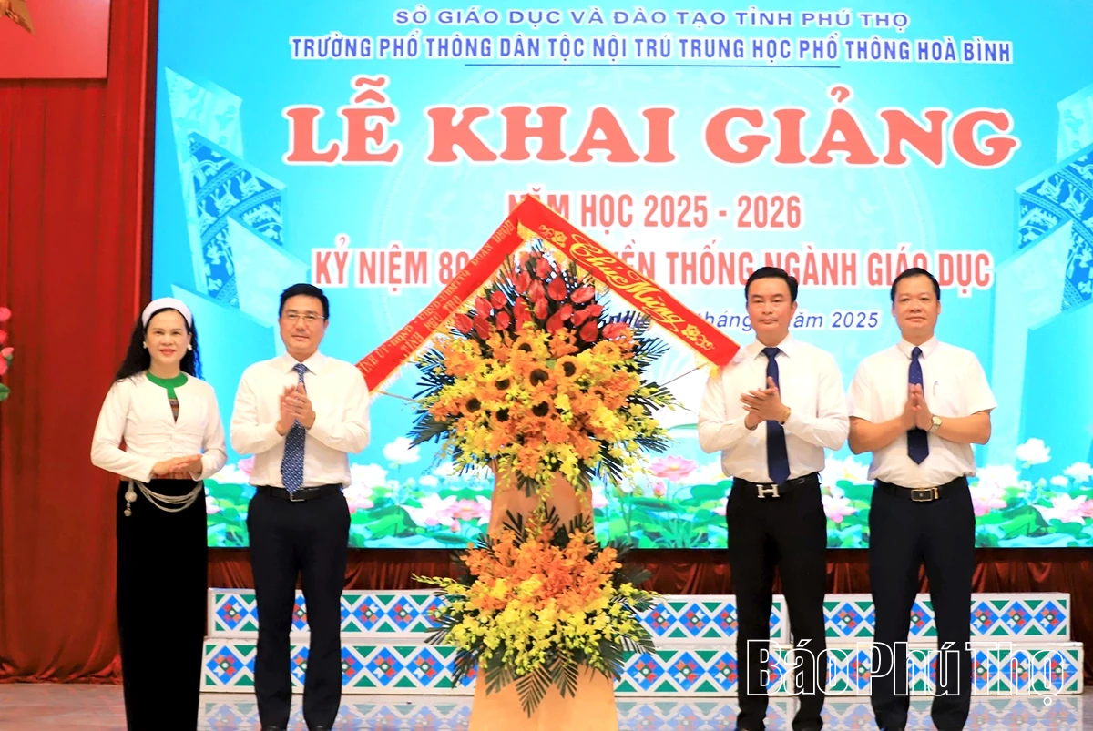 Các đồng chí lãnh đạo tỉnh dự lễ khai giảng năm học 2025 - 2026