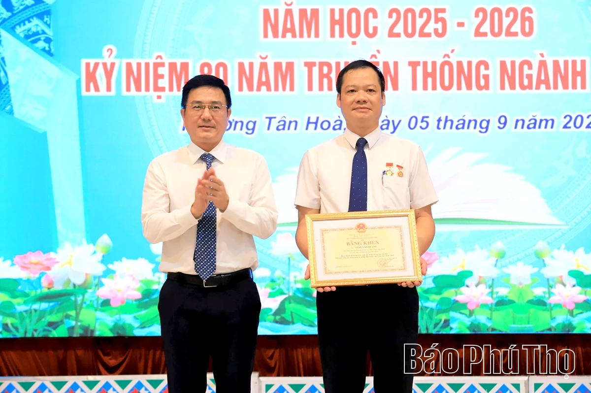 Các đồng chí lãnh đạo tỉnh dự lễ khai giảng năm học 2025 - 2026