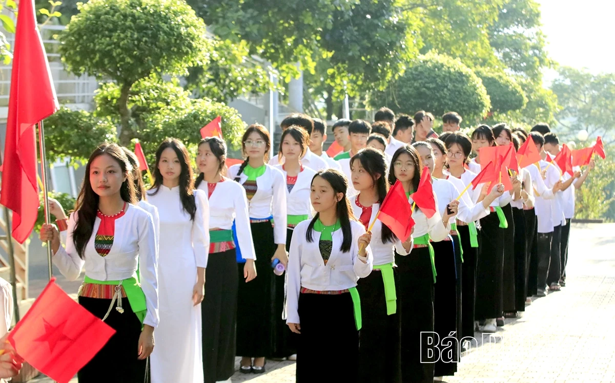 Các đồng chí lãnh đạo tỉnh dự lễ khai giảng năm học 2025 - 2026