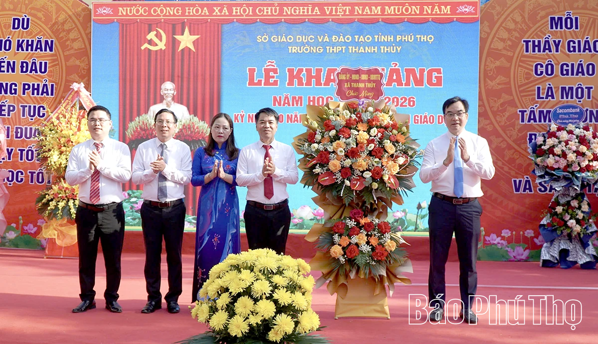 Các đồng chí lãnh đạo tỉnh dự lễ khai giảng năm học 2025 - 2026